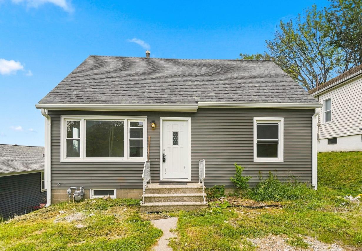 135 4th St., Silvis, IL 61282