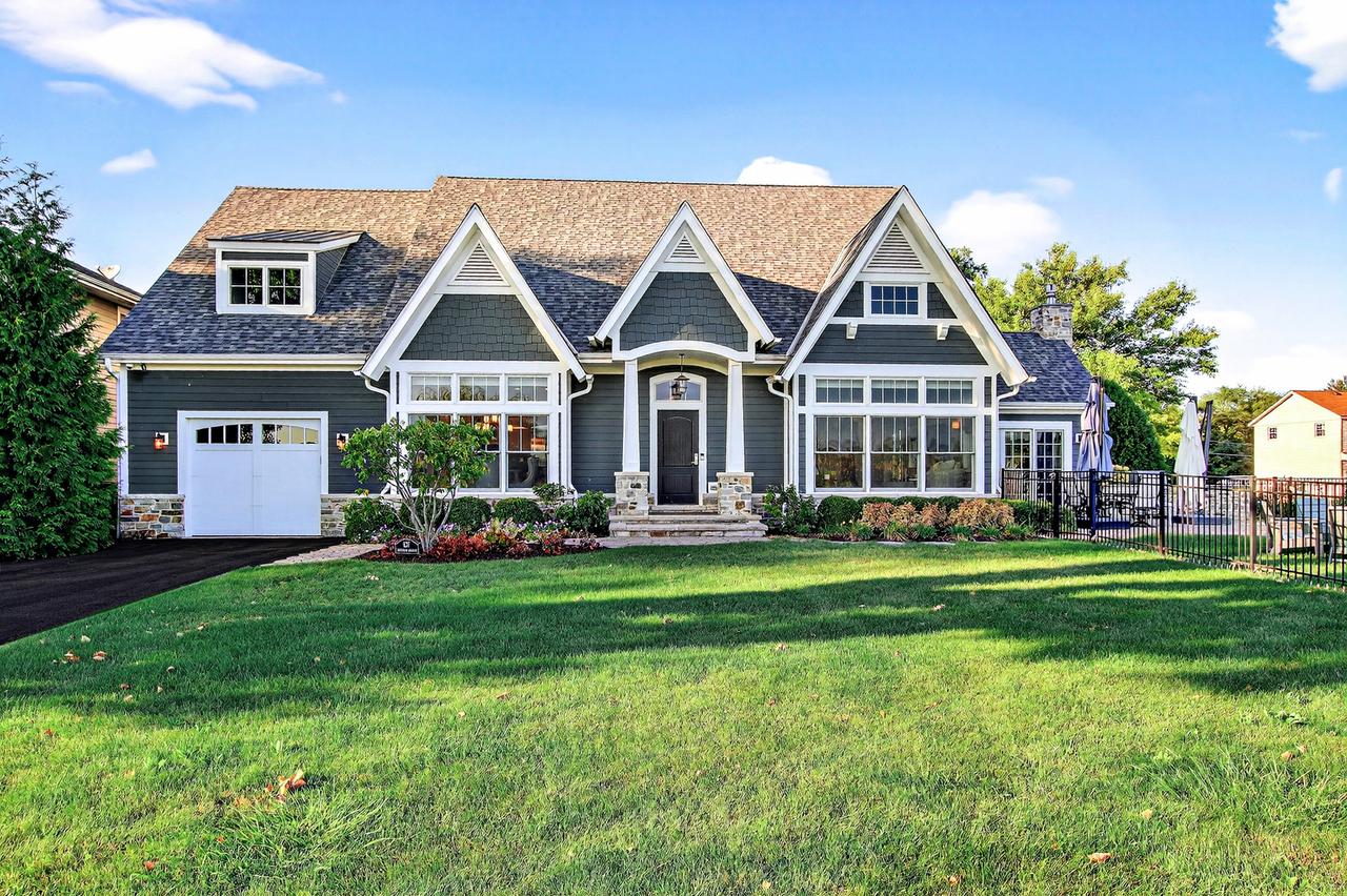 827 Edgewater Pkwy., Wauconda, IL 60084