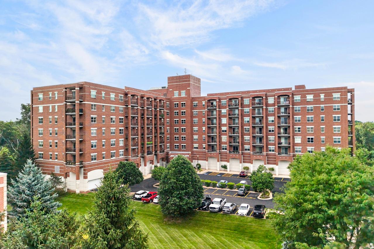 1700 Riverwoods Dr. #706, Melrose Park, IL 60160