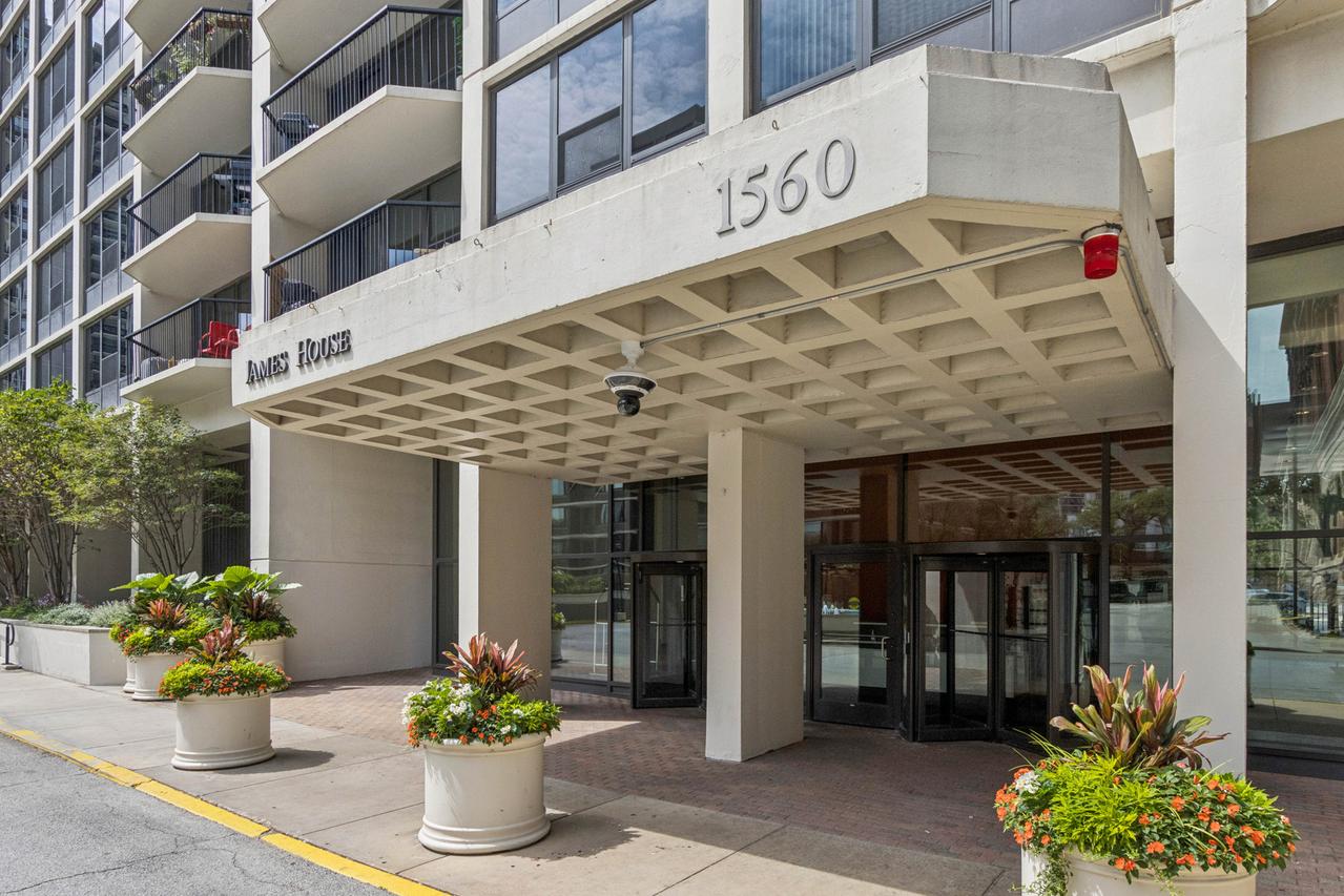 1560 N Sandburg Ter. #1010J, Chicago, IL 60610