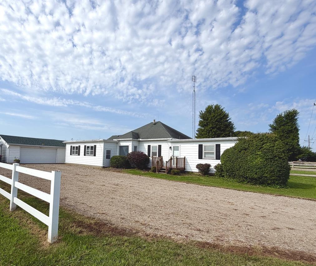 82 N 23rd Rd., Peru, IL 61354