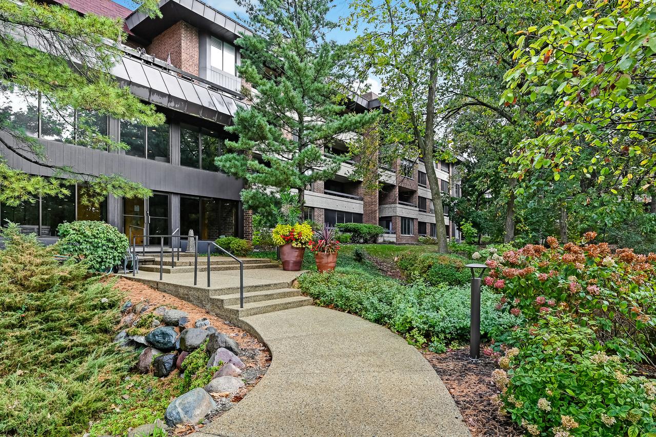 1409 Burr Oak Rd. #310A, Hinsdale, IL 60521