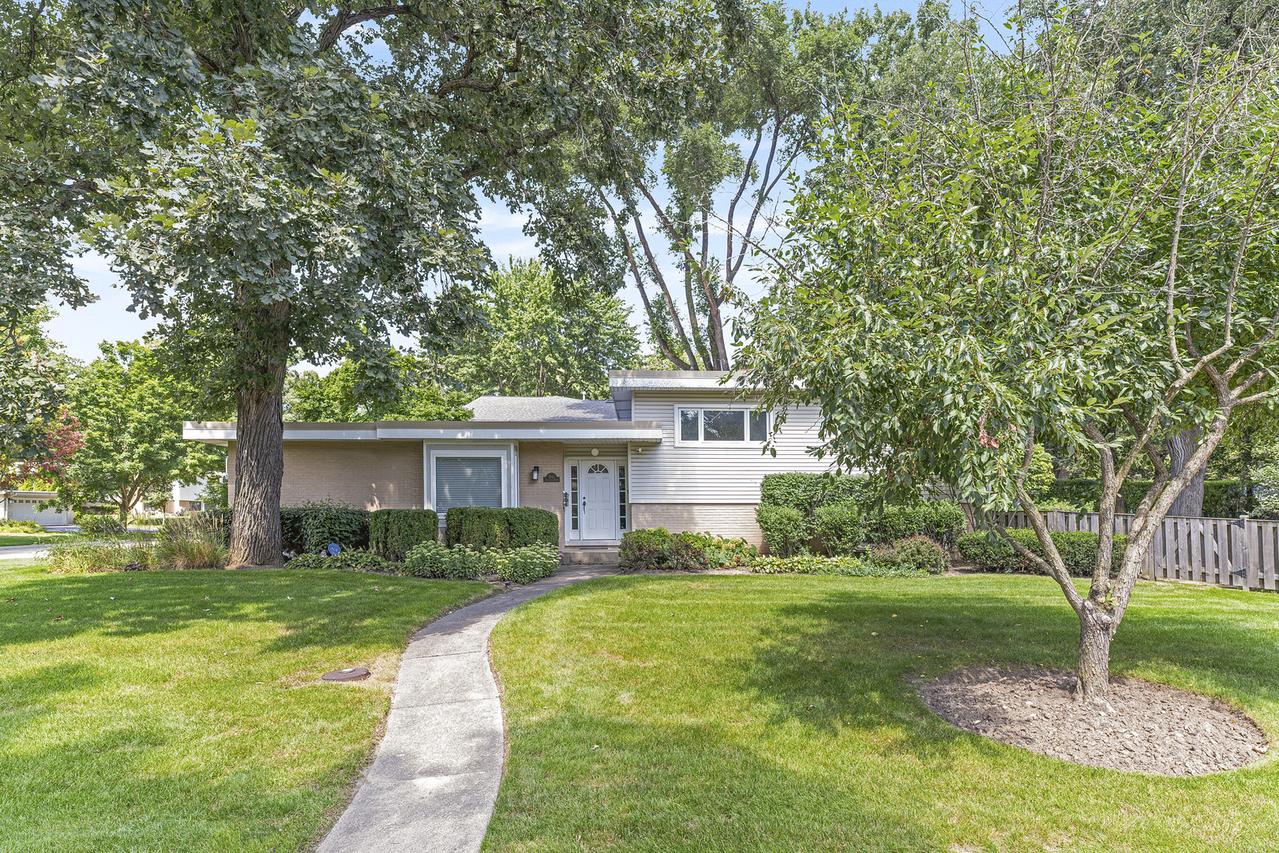 2843 Twin Oaks Dr., Highland Park, IL 60035