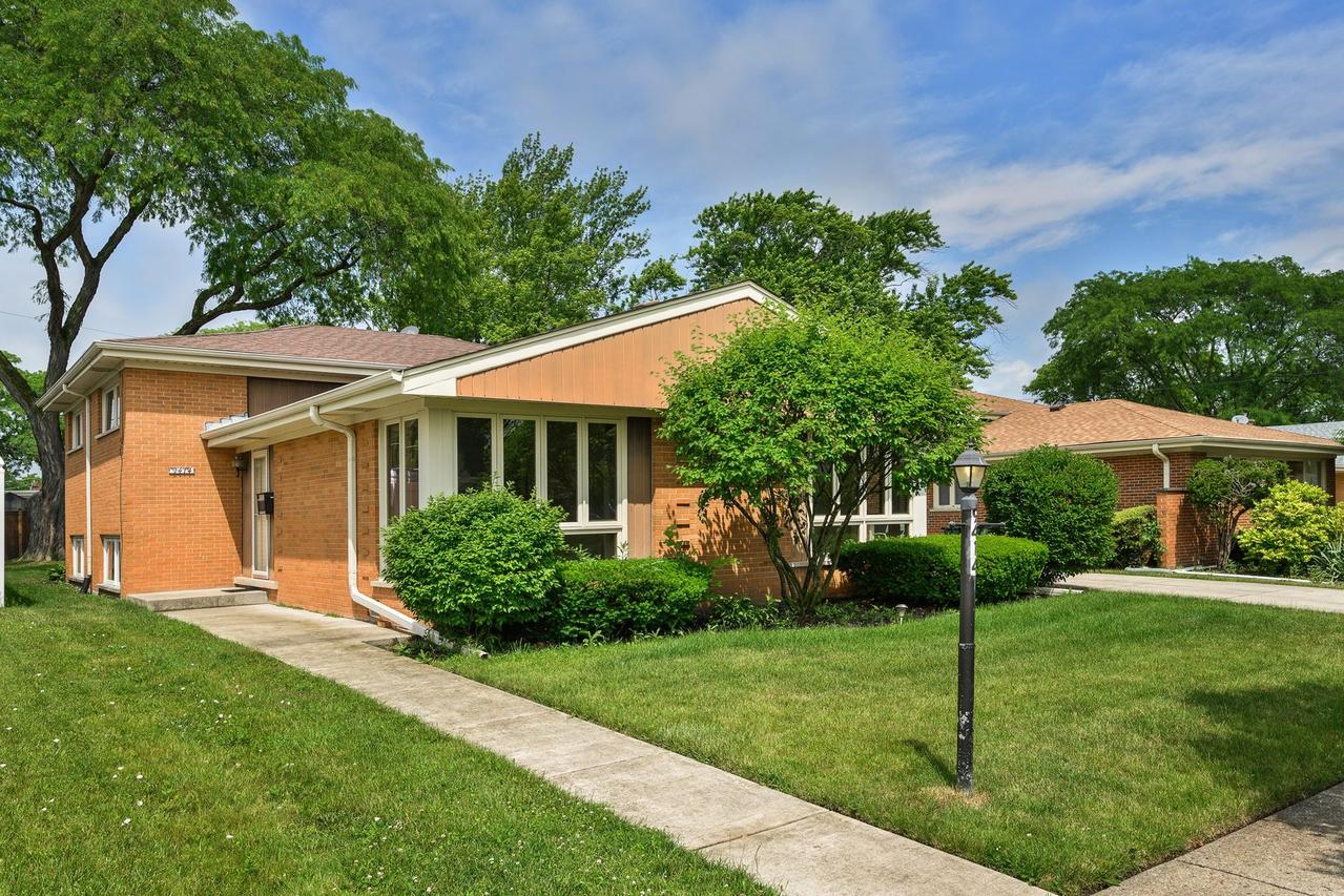 9414 Ozanam Ave., Morton Grove, IL 60053