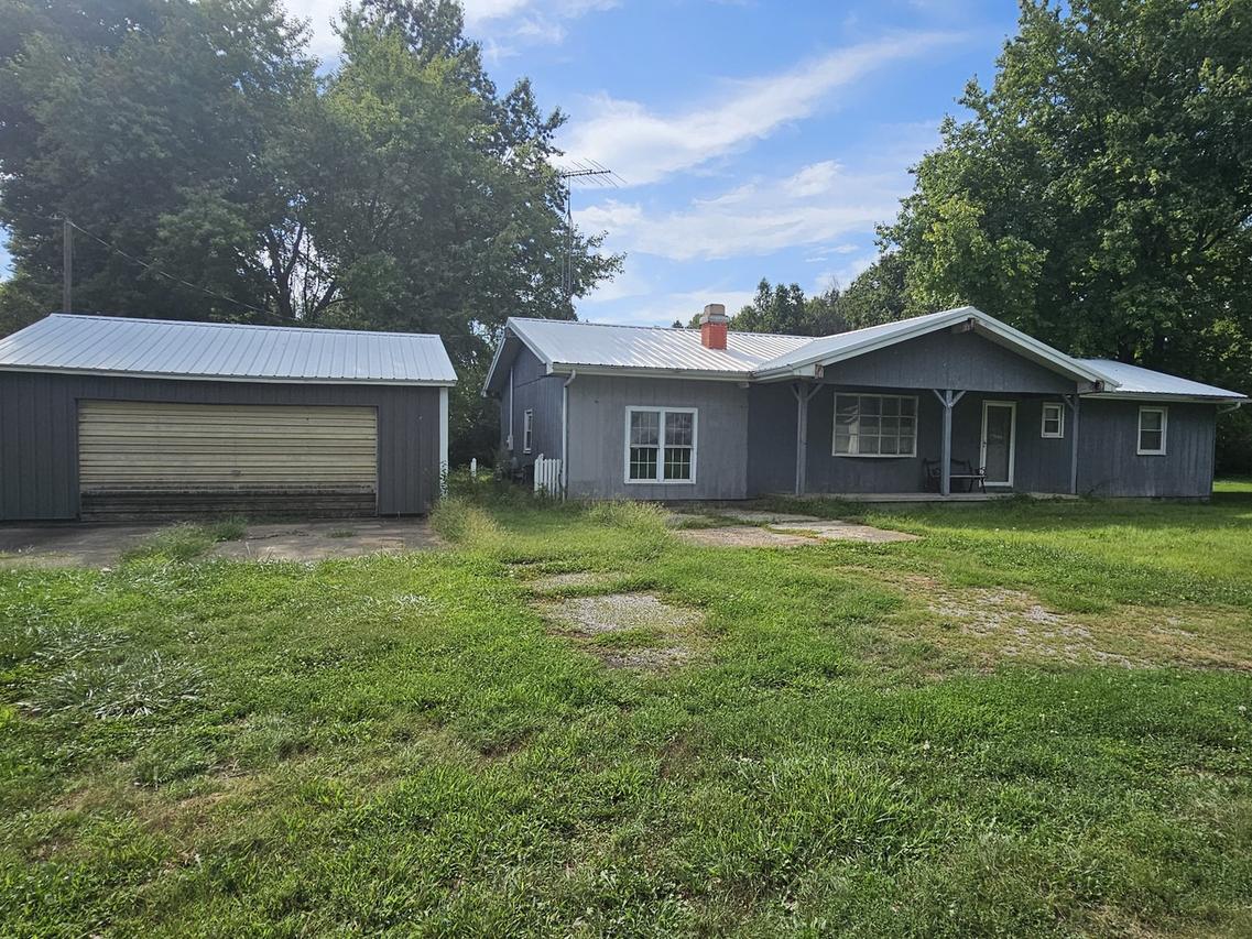 9429 N Depot St., Opdyke, IL 62872