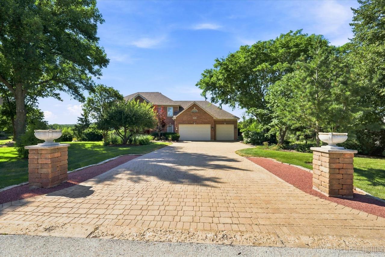 39W044 Foxwood Ln., St. Charles, IL 60175