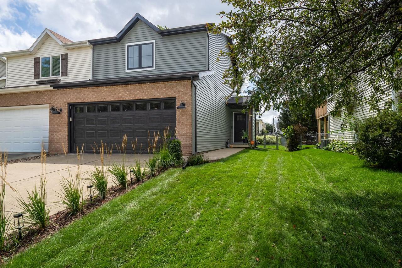 2741 Arrowhead Dr., Bloomington, IL 61704