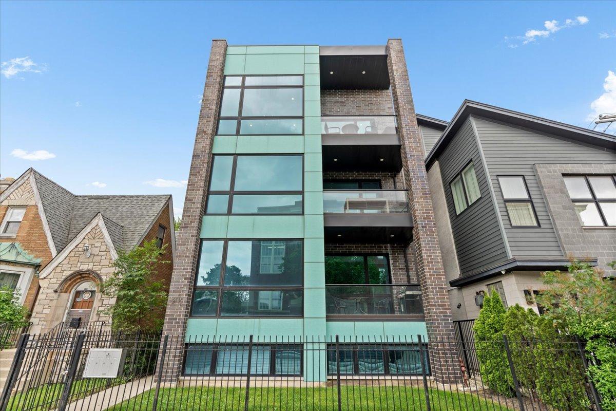 2145 W Augusta Blvd. #3PH, Chicago, IL 60622