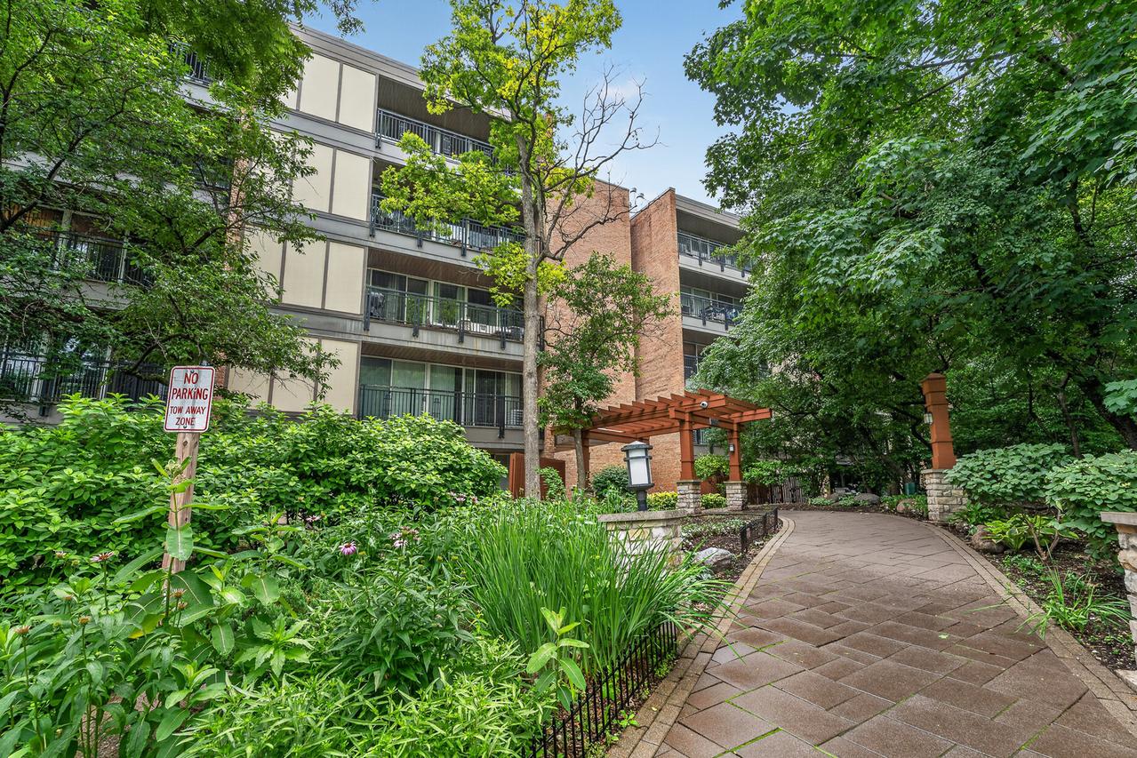 5900 Oakwood Dr. #2L, Lisle, IL 60532