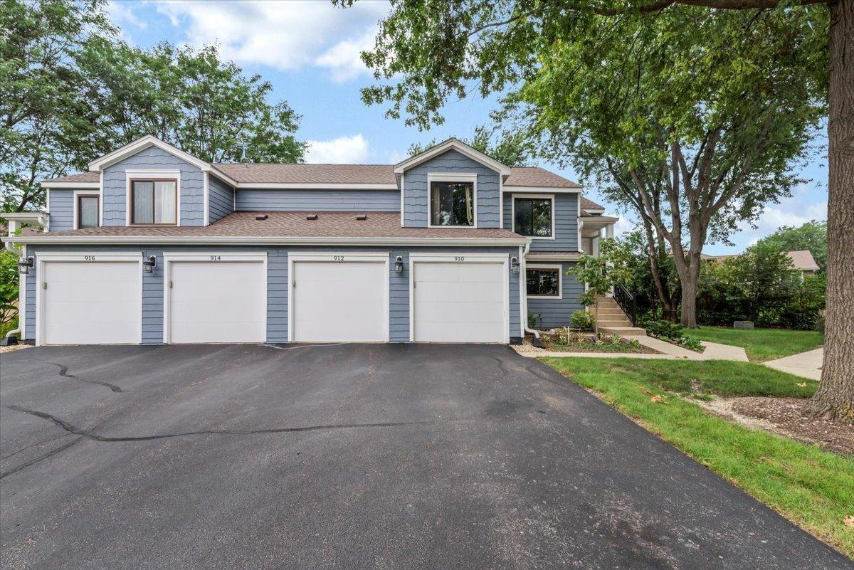 912 Manchester Cir. #-, Schaumburg, IL 60193