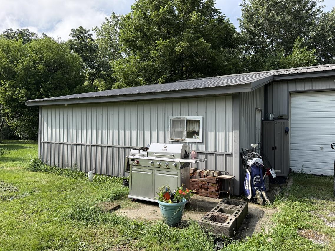 1200 N Main St., Farmer City, IL 61842