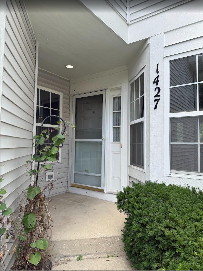 1427 Meadowsedge Ln., Carpentersville, IL 60110