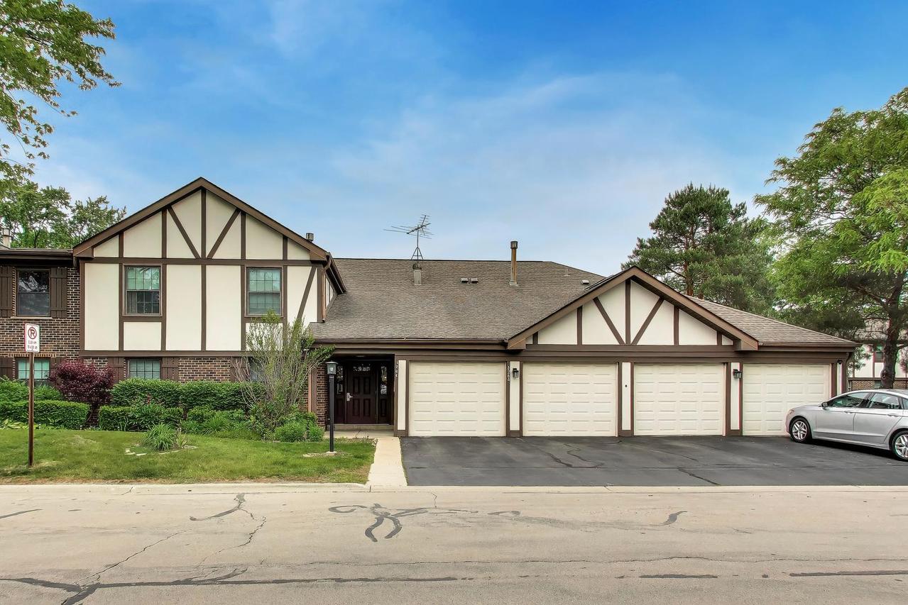 1264 Williamsburg Dr. #D1, Schaumburg, IL 60193