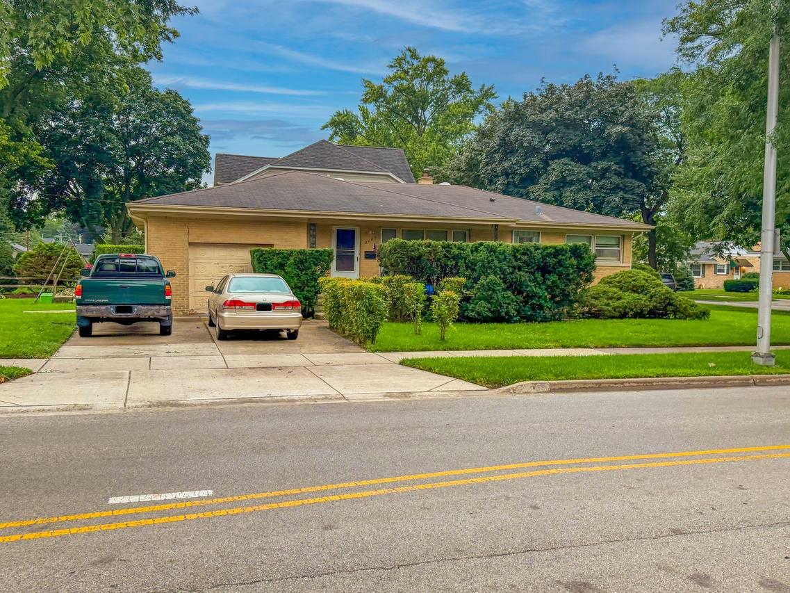 2105 E Kensington Rd., Arlington Heights, IL 60004