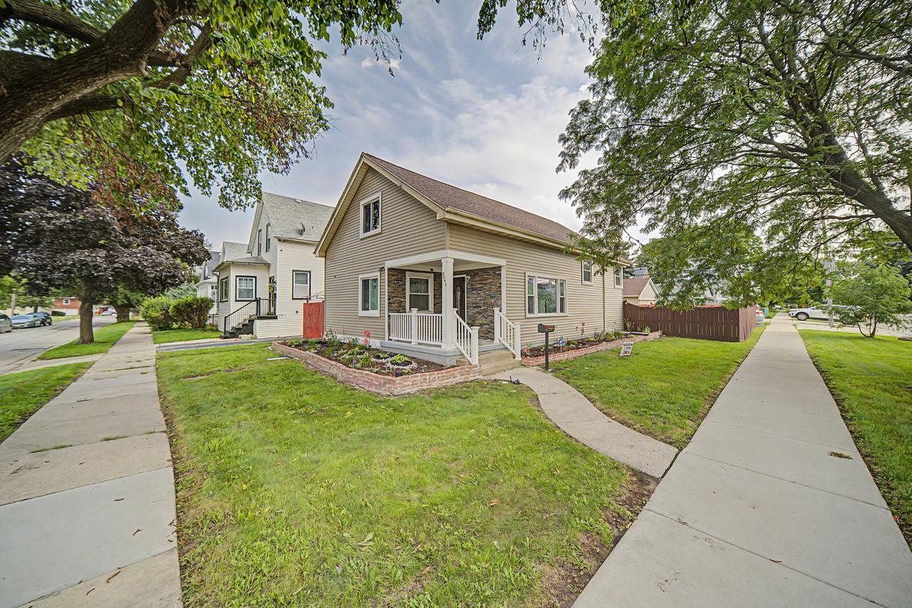 8043 Salisbury Ave., Lyons, IL 60534