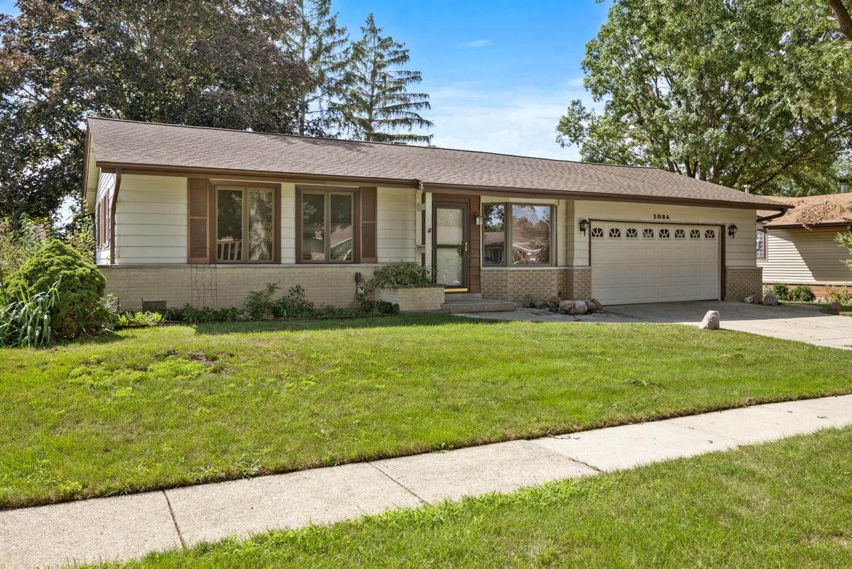 1086 Hickory Ln., Elk Grove Village, IL 60007