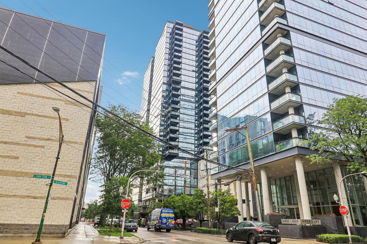 860 W Blackhawk St. #1107, Chicago, IL 60642