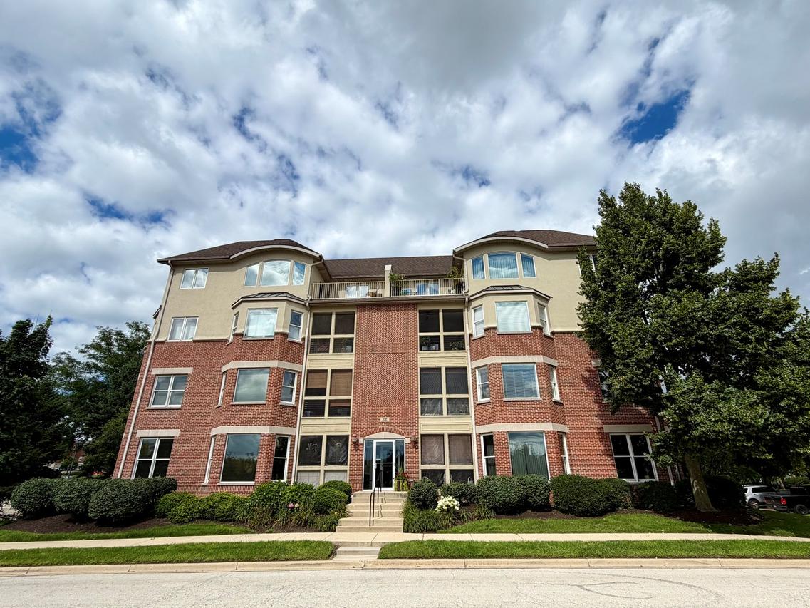 100 N River Ln. #401, Geneva, IL 60134
