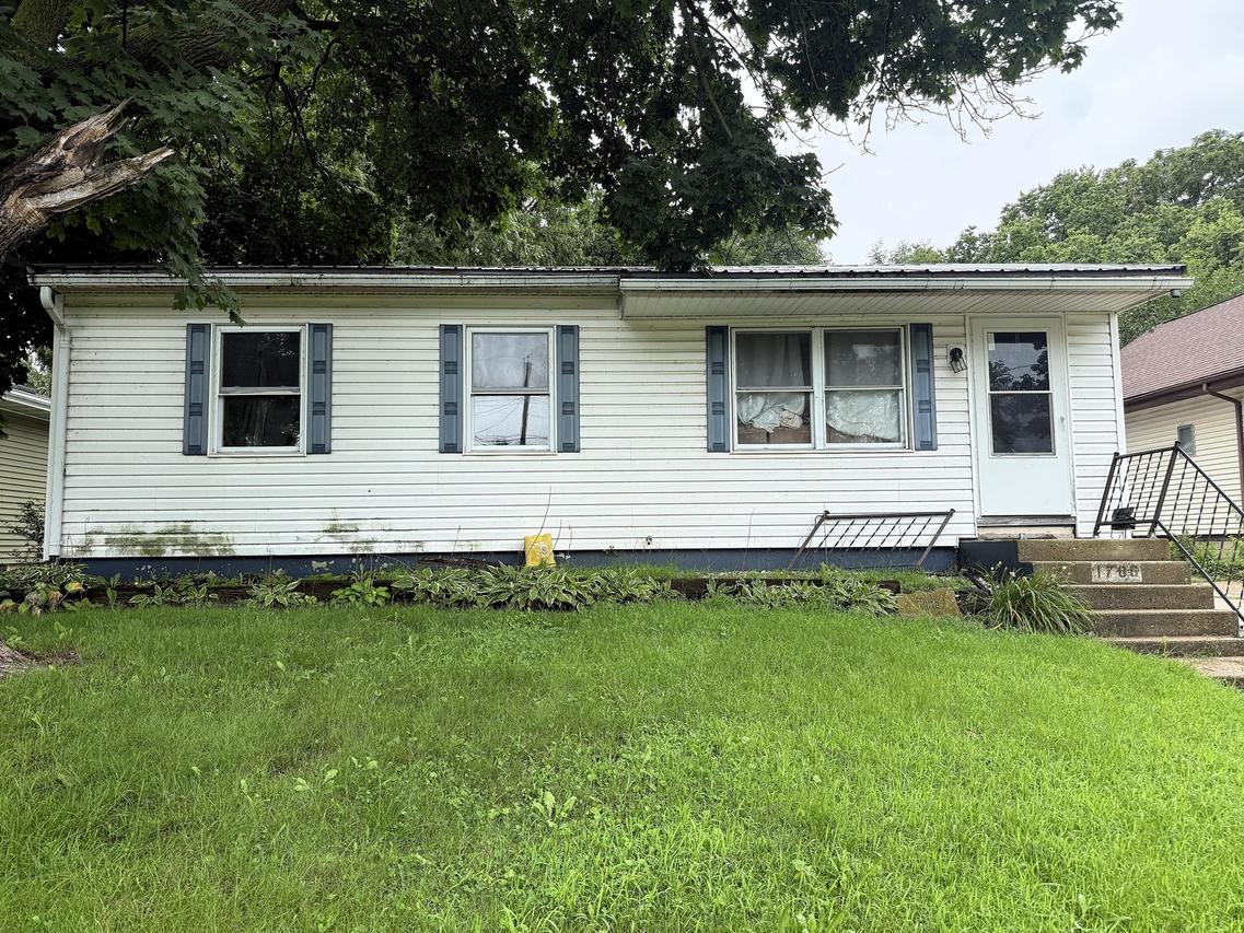 1706 W 1st St., Dixon, IL 61021