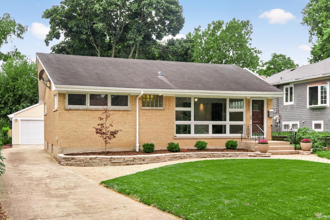 392 Windsor Ave., Glen Ellyn, IL 60137