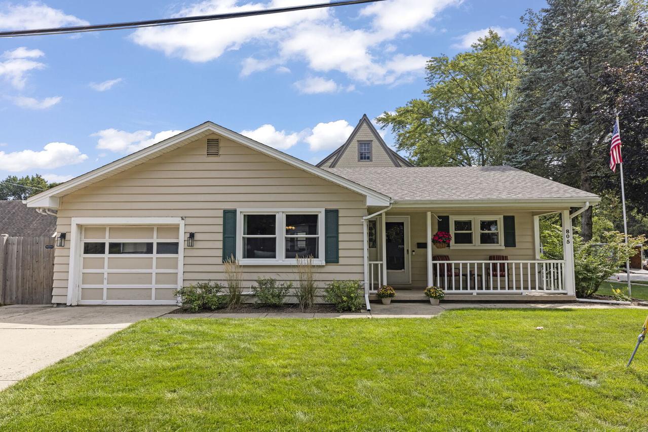 805 Walnut Ave., St. Charles, IL 60174