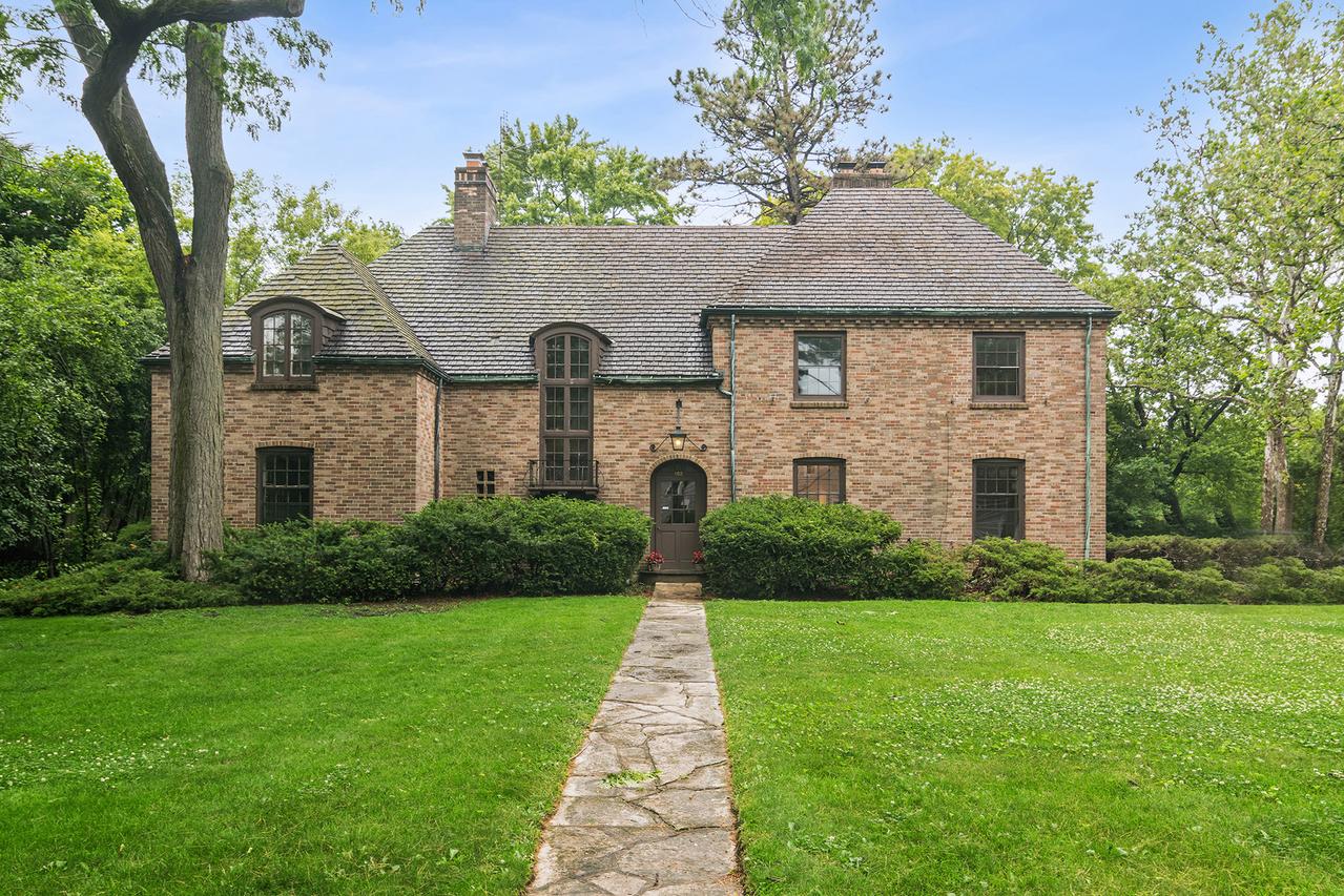 102 Pine Rd., Barrington, IL 60010