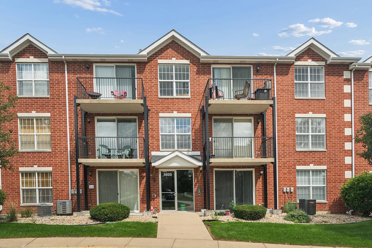 9800 Liberty Cir. #1W, Orland Park, IL 60467