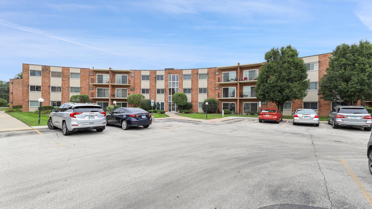 9724 S Karlov Ave. #207, Oak Lawn, IL 60453