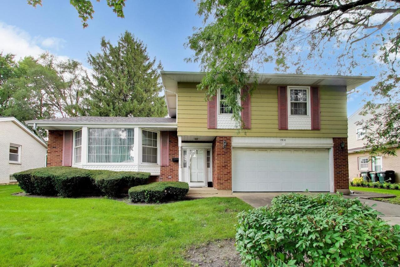 1910 E Robinhood Ln., Arlington Heights, IL 60004