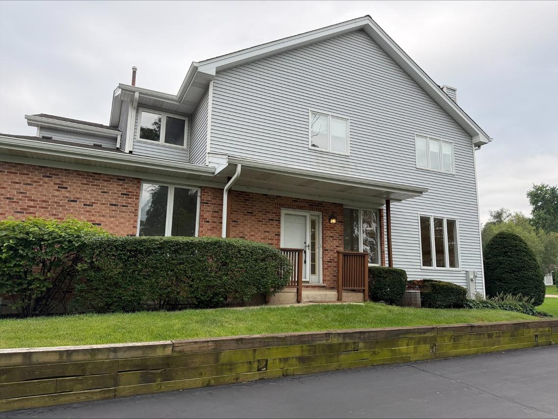 94 Charlotte Ct., Cary, IL 60013