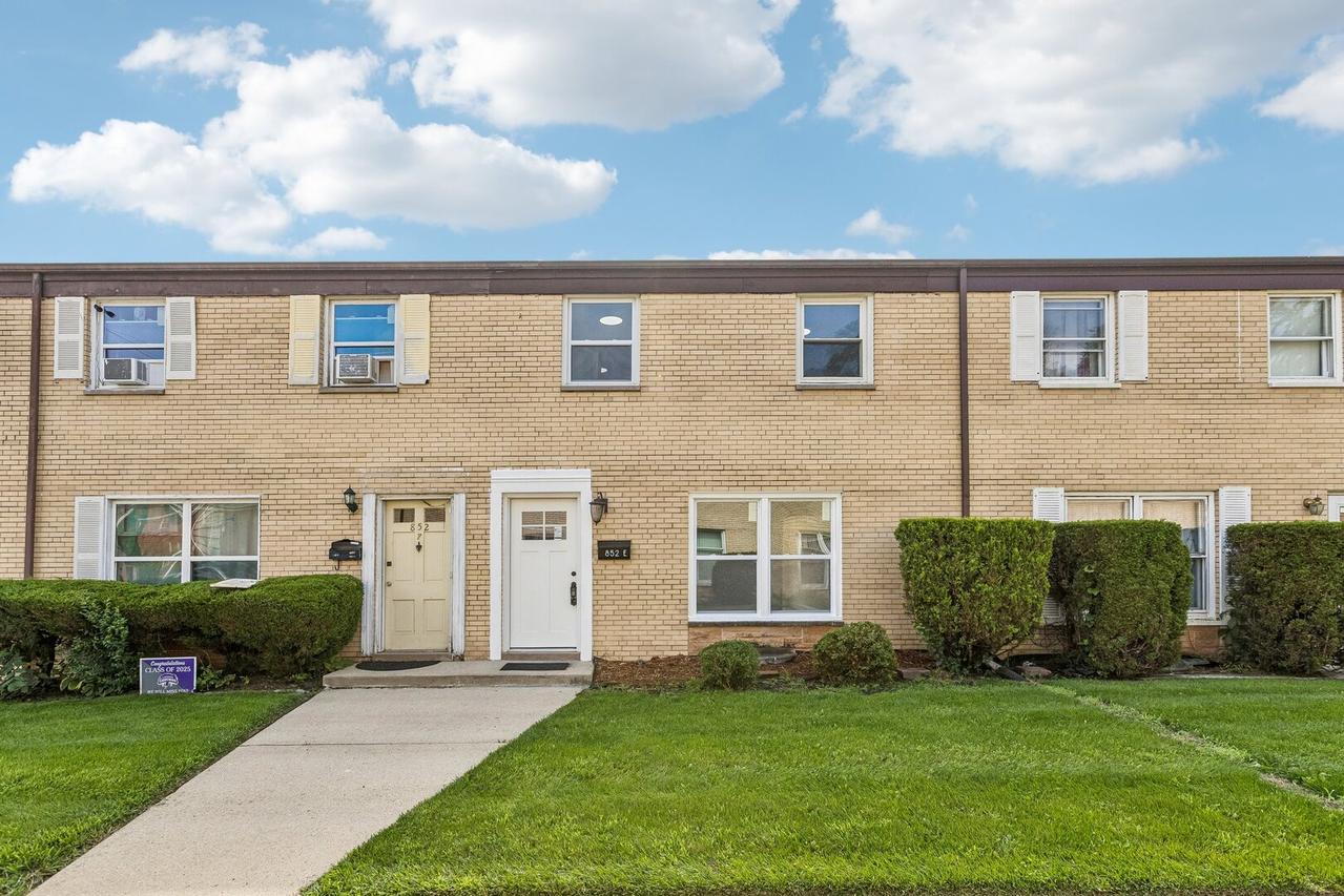 852 Colonial Dr. #E, Wheeling, IL 60090
