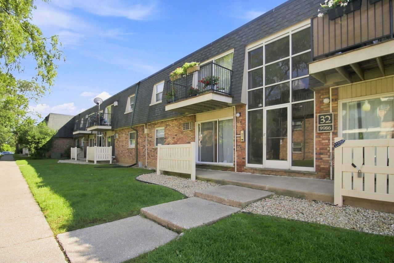 9986 S 84th Ter. #103, Palos Hills, IL 60465