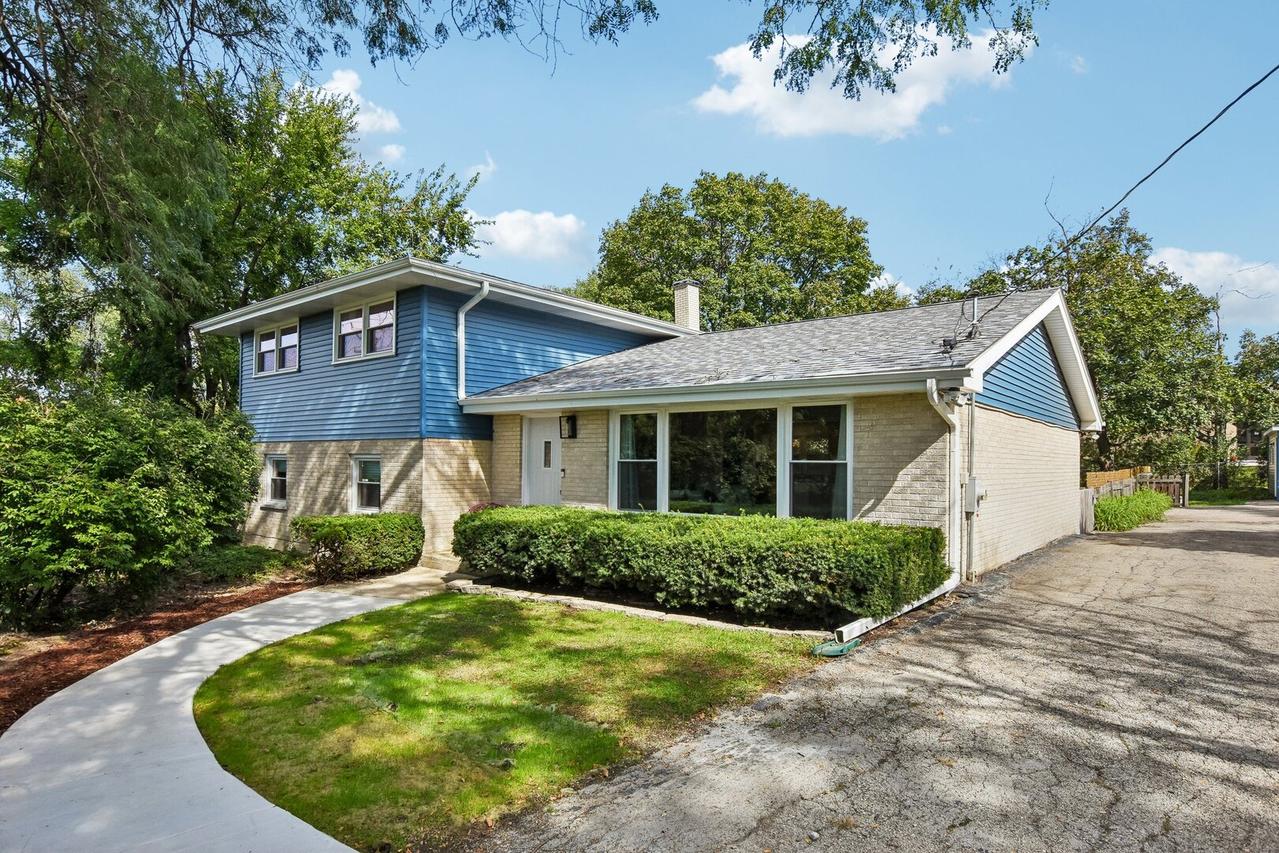 841 Bloomingdale Rd., Glen Ellyn, IL 60137