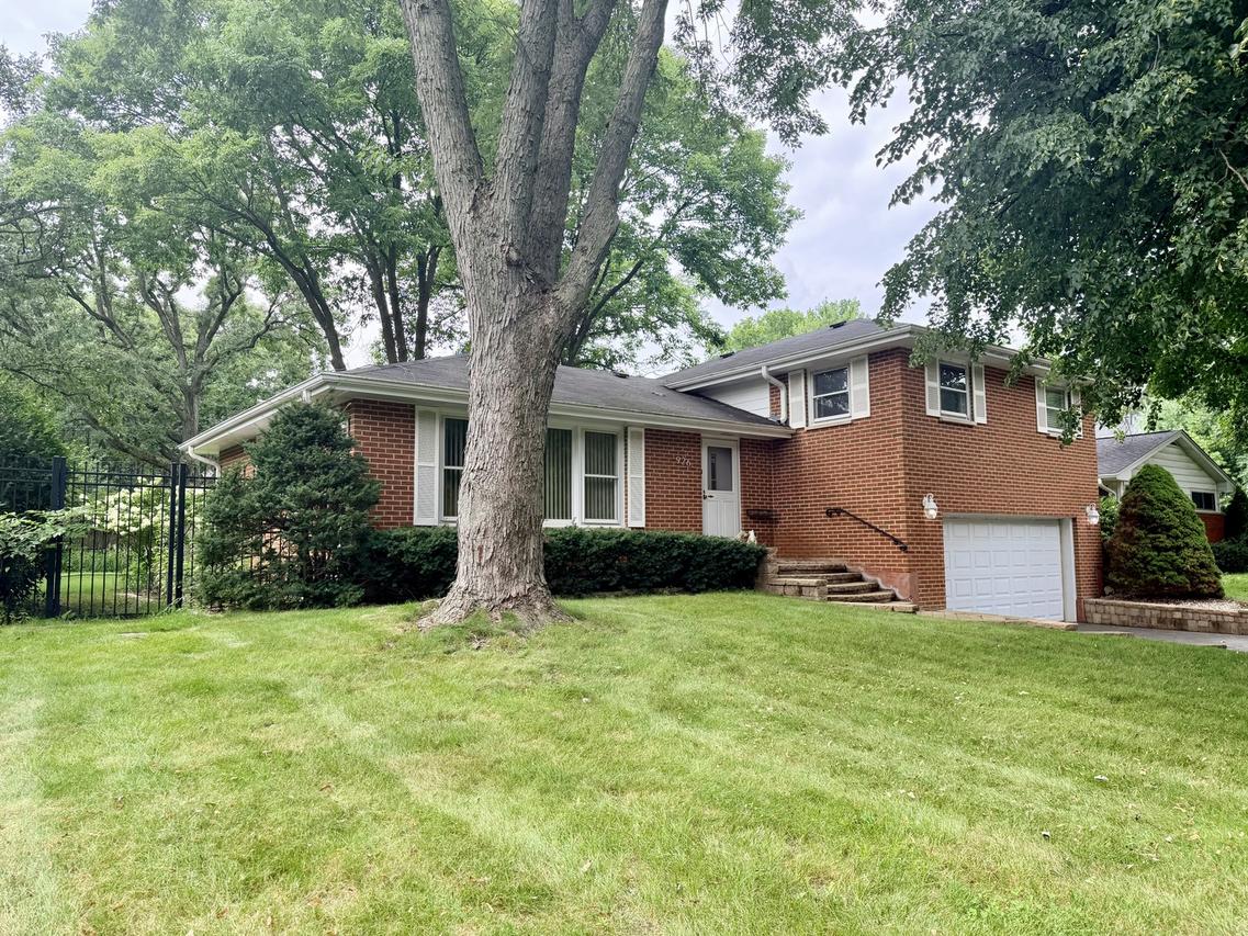 926 Valley Rd., Lake Forest, IL 60045