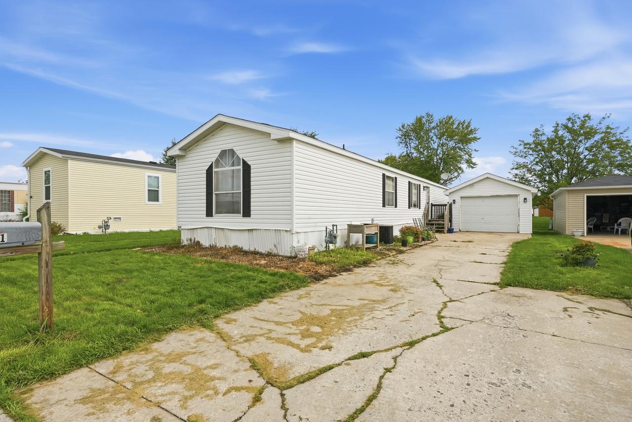 141 Flamingo Dr., Beecher, IL 60401