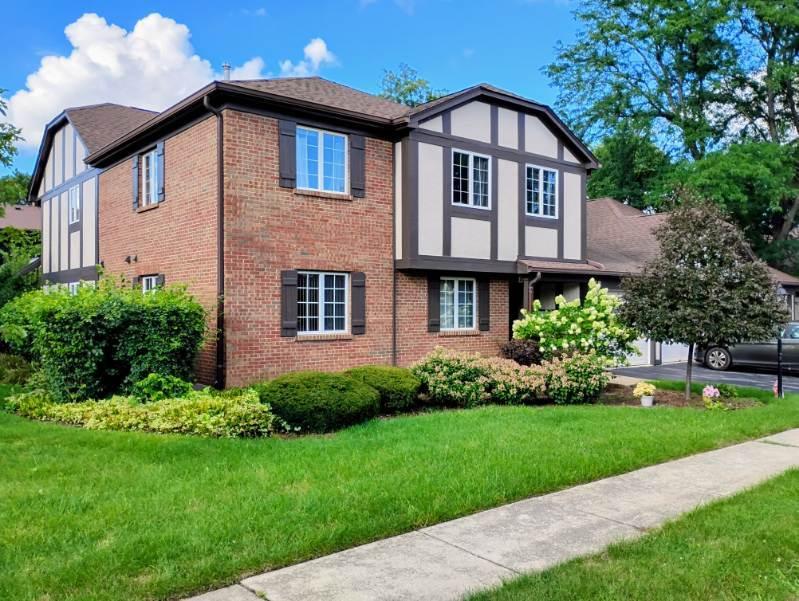 218 Brookside Ln. #B, Willowbrook, IL 60527