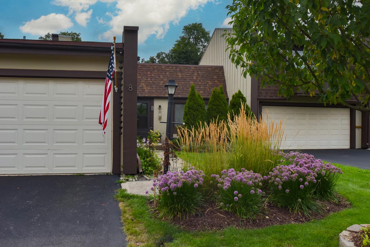 8 Westwood Dr., Indian Head Park, IL 60525