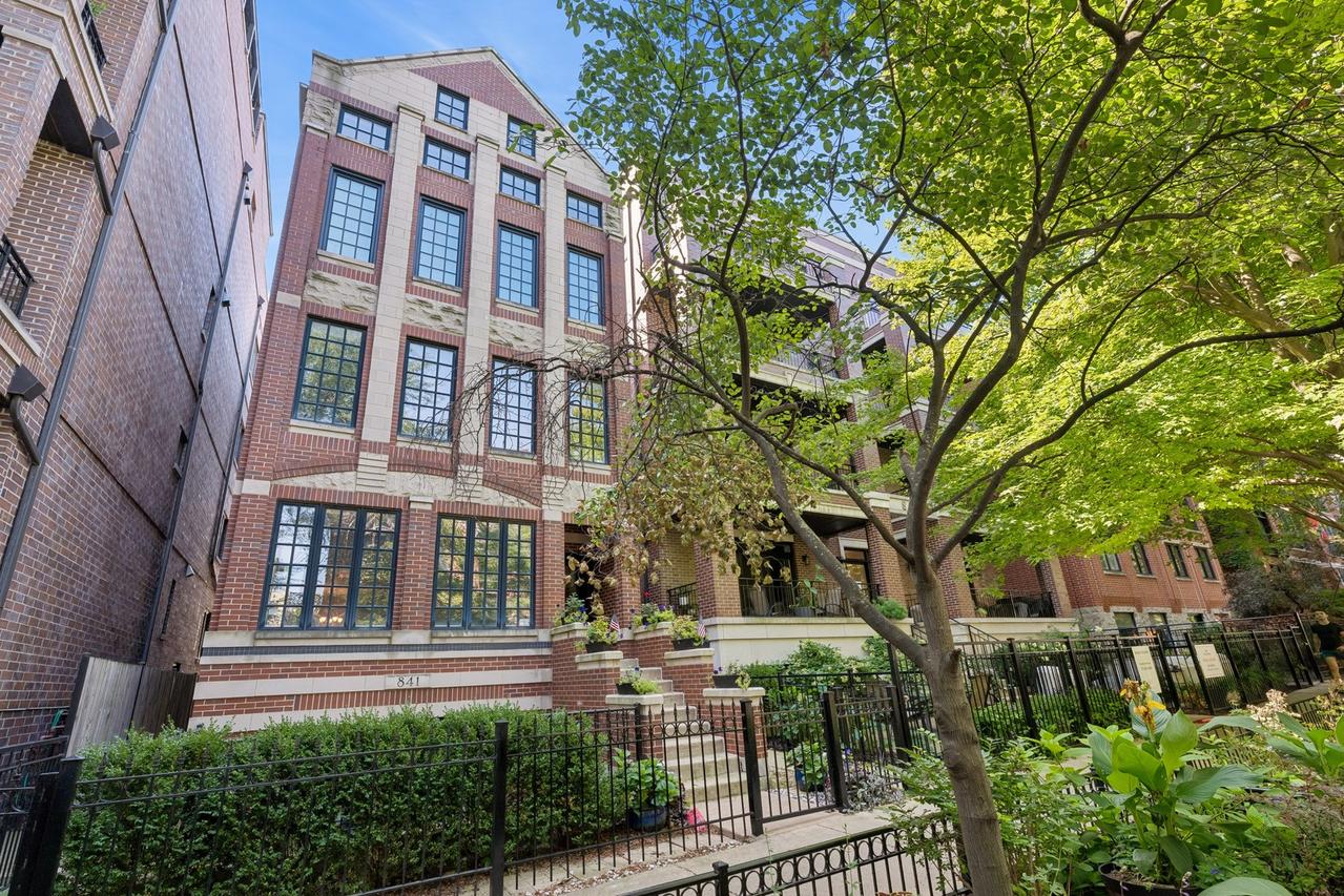841 W Buckingham Pl. #1, Chicago, IL 60657