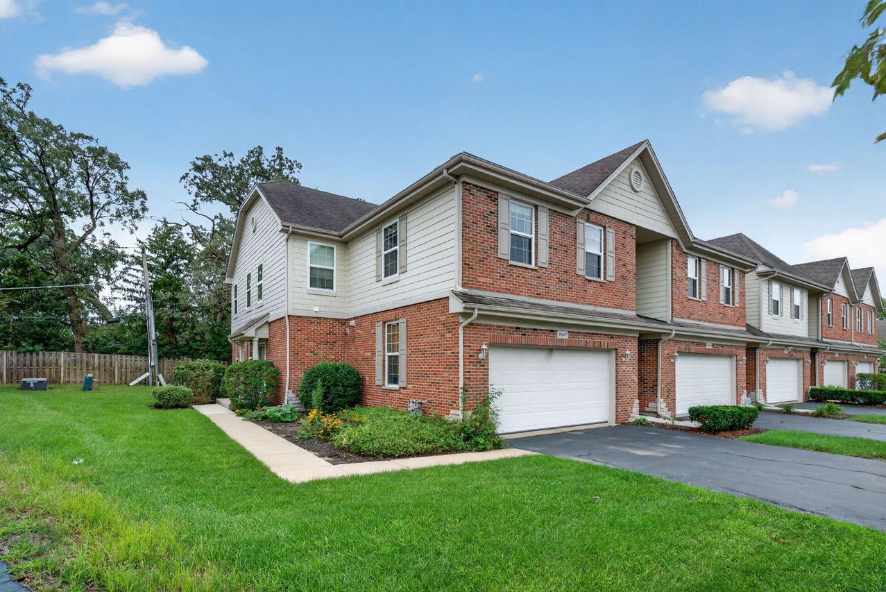 10S447 Carrington Cir., Burr Ridge, IL 60527
