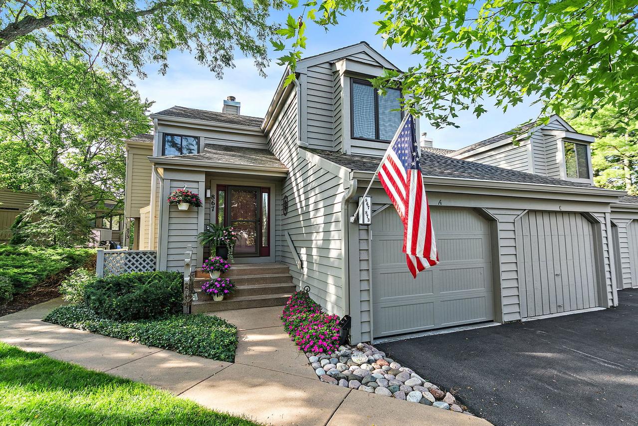 867 Longmeadow Ct. #1049, Lake Barrington, IL 60010
