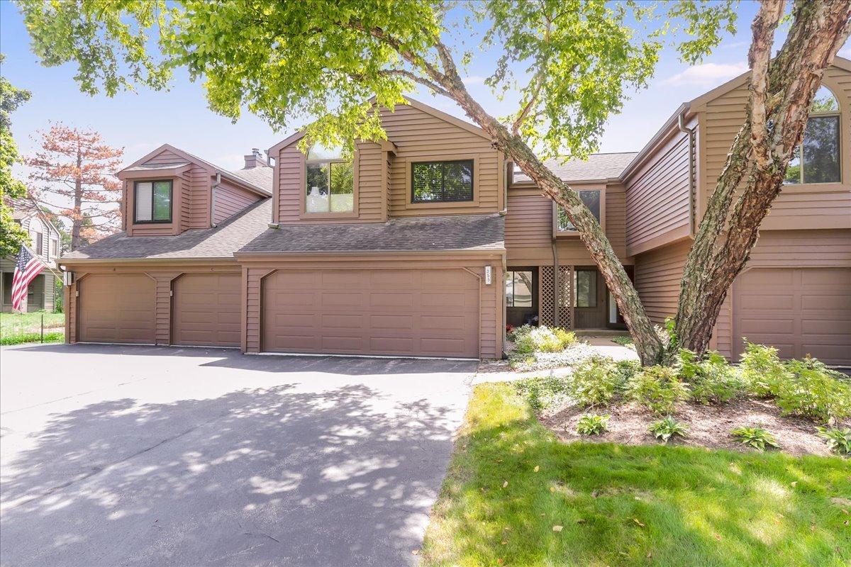 355 Indian Point, Lake Barrington, IL 60010