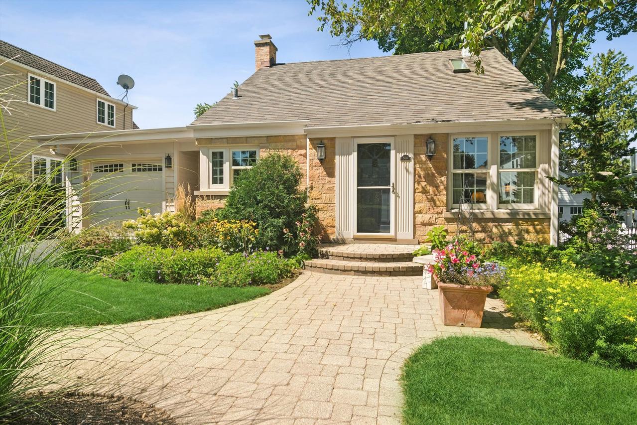508 Division St., Barrington, IL 60010