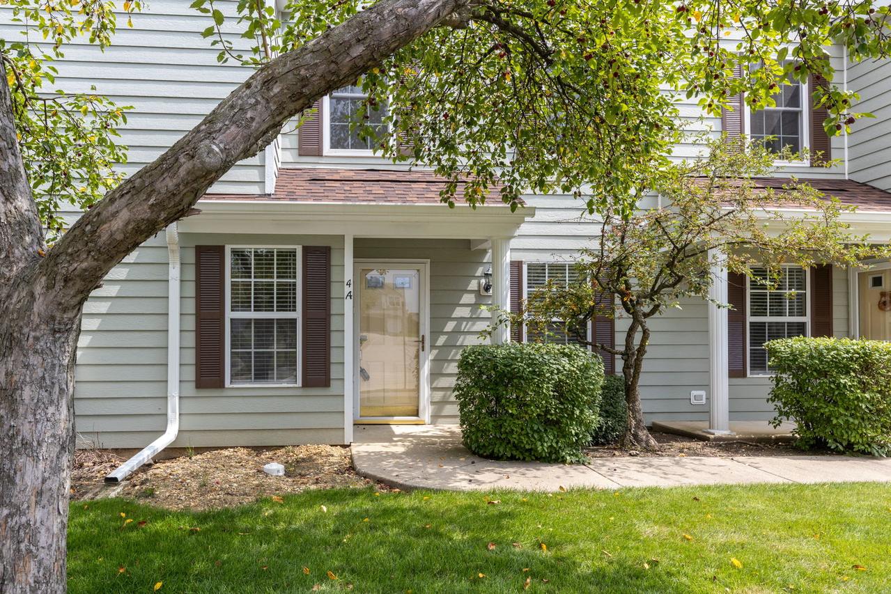 4 Taylor Ct. #A, Streamwood, IL 60107