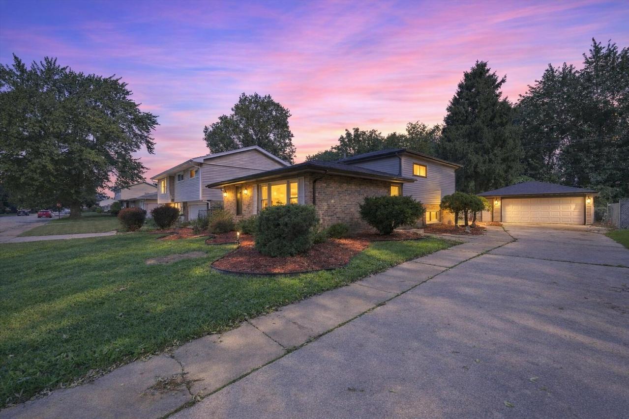 15207 Waterman Dr., South Holland, IL 60473