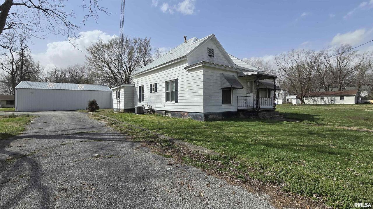 205 Shaw St., Harrisburg, IL 62946