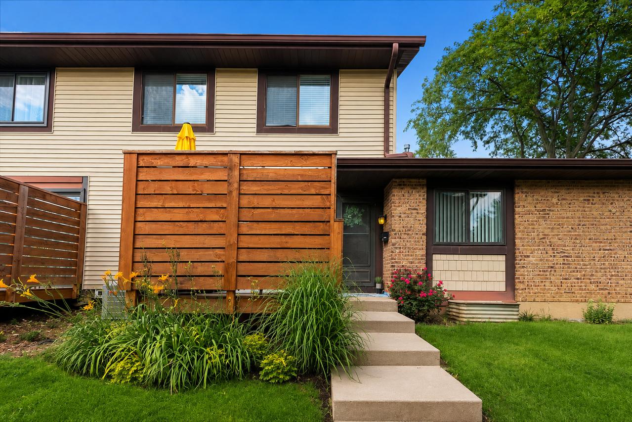 8314 Portsmouth Dr. #30, Darien, IL 60561