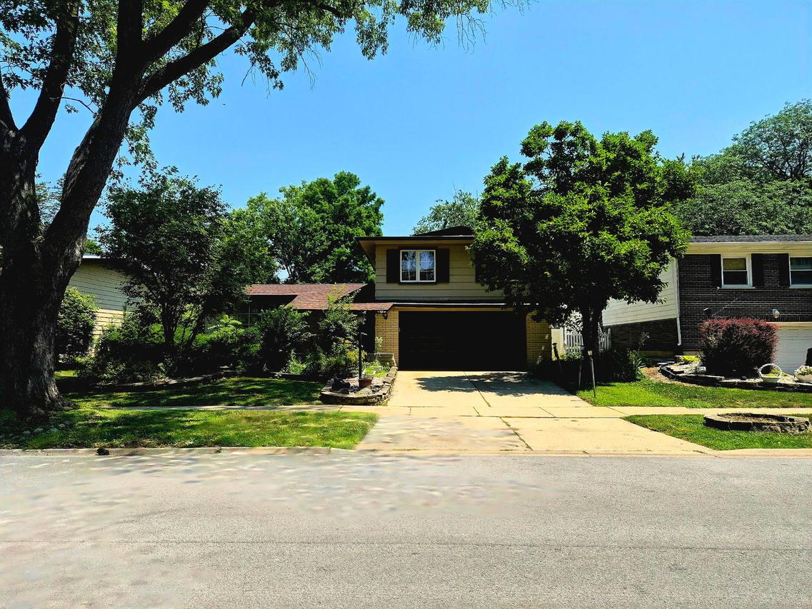 411 N Illinois Ave., Glenwood, IL 60425