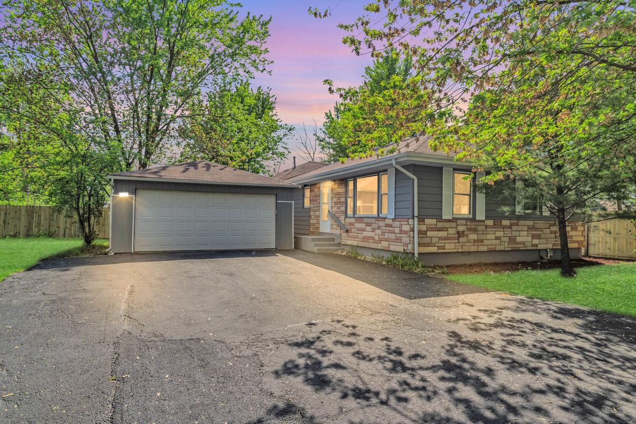117 Arthur Ave., South Elgin, IL 60177