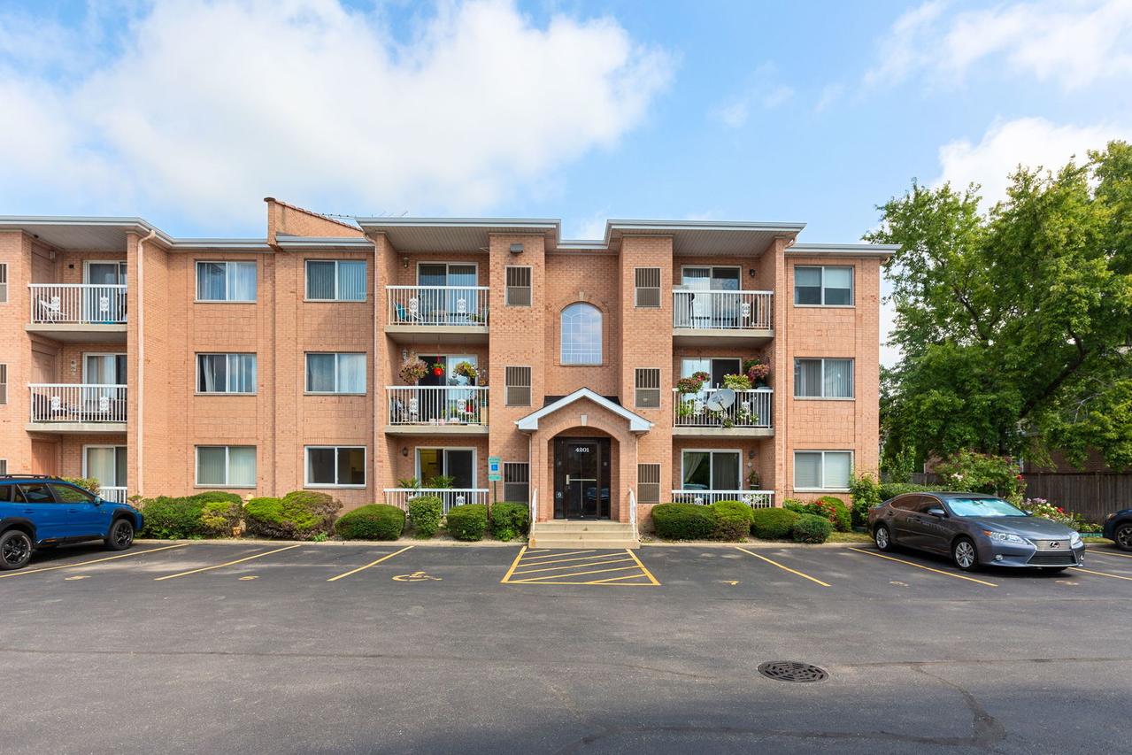 4201 Quinlan Rd. #102B, Glenview, IL 60025