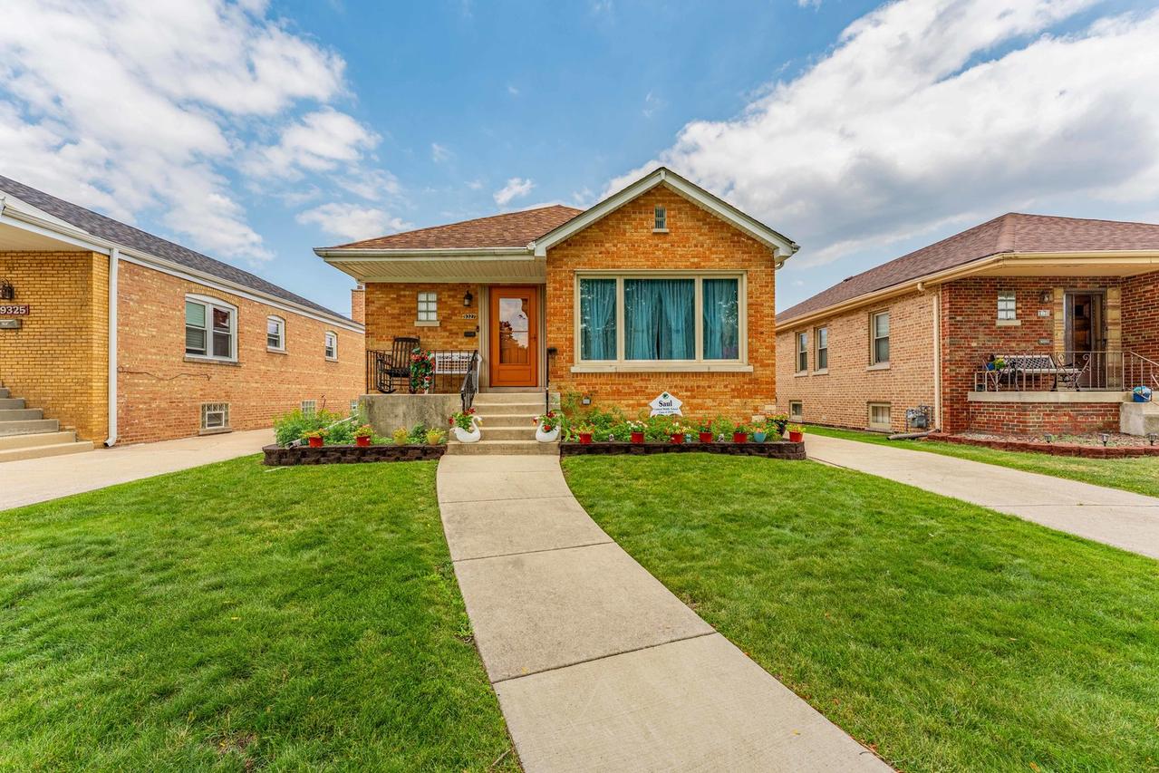 9327 S Avers Ave., Evergreen Park, IL 60805
